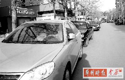 友愛路，路邊停了一排車，本來不寬的路就變得更窄了。