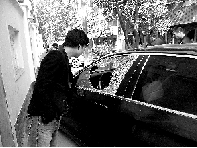 有個人晃了一圈后，寶馬、現(xiàn)代、越野的車窗都“長”出大窟窿