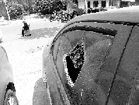 有個人晃了一圈后，寶馬、現(xiàn)代、越野的車窗都“長”出大窟窿