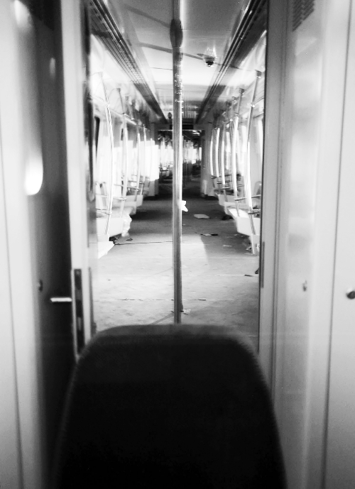 透過擋風玻璃，依稀能看到車廂內(nèi)的樣子