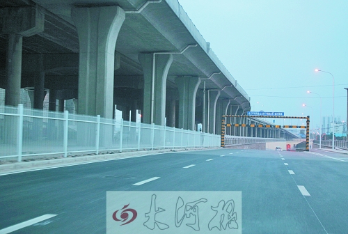 下穿隧道限高3米，不影響公交車通行。