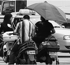 昨日，鄭州市鄭州花園路與農(nóng)業(yè)路交叉口，電動車裝傘埋下安全隱患