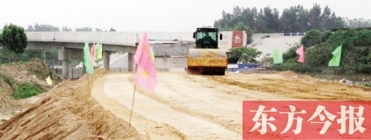 　昨日，正在施工中的鄭州市文化路與連霍高速互通式立交