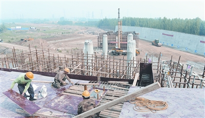 中原西路西南繞城高速公路互通式立交項目已完成總工程量的35%。