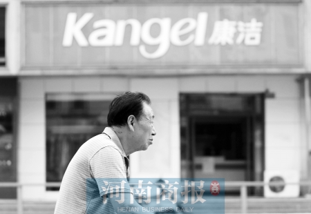 　這一切，將會給康潔公司、加盟商，乃至鄭州洗衣行業(yè)，帶來什么？ 記者 趙卓/攝