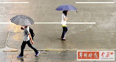 昨天傍晚，市民在雨中行走。