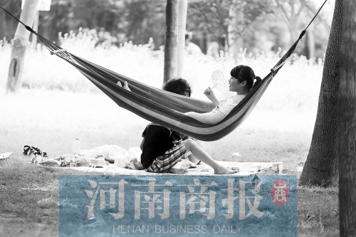 天又熱了起來(lái)，外出游玩，記得防曬哦 記者 趙卓/攝　