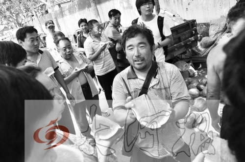 為了表示感謝，陳小立切西瓜分給大家吃。
