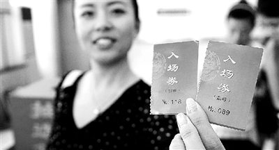 本報(bào)記者抽出的兩名消費(fèi)者代表。