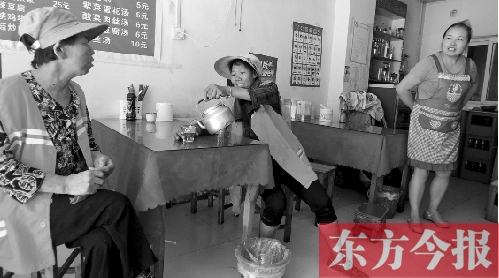 7月30日下午，鄭州市建設路一家面館老板毋女士，給兩位環(huán)衛(wèi)工端水解暑