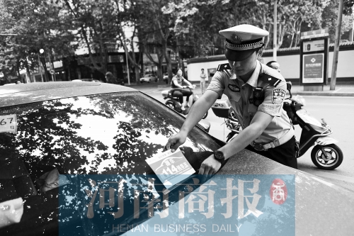 有了這張挪車卡，不會泄露隱私，別人又能方便地聯(lián)系上自己記者 邱曉峰/攝