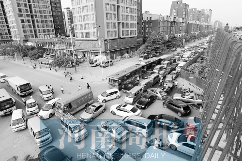 路口四個(gè)方向直行、左轉(zhuǎn)交織，車輛相互抵頭，無法正常通行