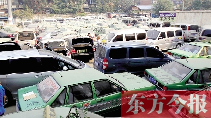 國(guó)慶期間，鄭州市客運(yùn)管理處查處的大批非法營(yíng)運(yùn)車(chē)輛