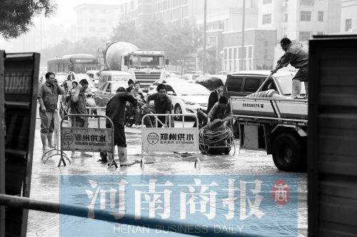 工作人員正在搶修，預(yù)計(jì)今晚能恢復(fù)供水