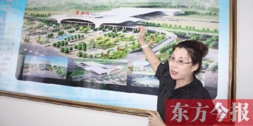 梁園區(qū)高鐵建設(shè)指揮部常務(wù)副指揮長(zhǎng)、梁園區(qū)委副書記杜麗亞向記者介紹高鐵站效果圖