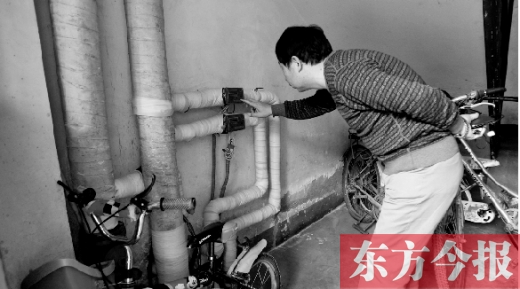 11月11日，一位市民在查看自己的熱計(jì)量表