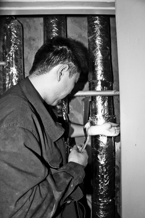 苗師傅一邊進(jìn)行維修，一邊用耳機(jī)接聽(tīng)市民的電話。