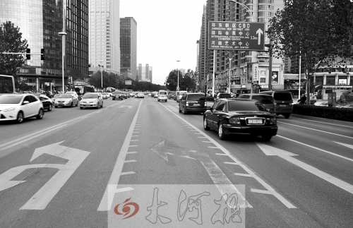 這條畫有多條短斜線的車道就是可變車道，視車流量大小而定，直行車輛多時(shí)它是一個(gè)直行車道，左轉(zhuǎn)車輛多時(shí)它