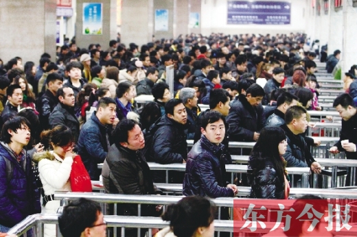 鄭州火車站迎來節(jié)后最后一波客流高峰。昨日，售票廳內(nèi)人頭攢動(dòng)