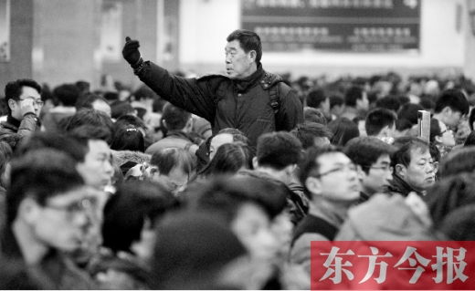 一場雨夾雪讓鄭州火車站的客流又增加了不少。昨天，售票大廳內(nèi)排隊購票的旅客摩肩接踵