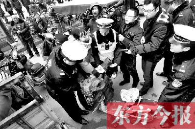 面對要暫扣的非機動車，看車人急了