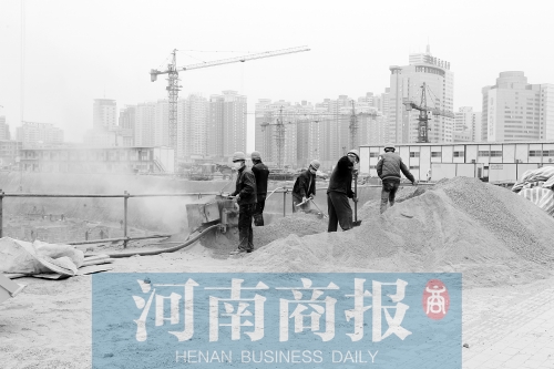 緯二路與東明路交叉口附近，一處工地上塵土飛揚(yáng) 記者 鄧萬(wàn)里/攝