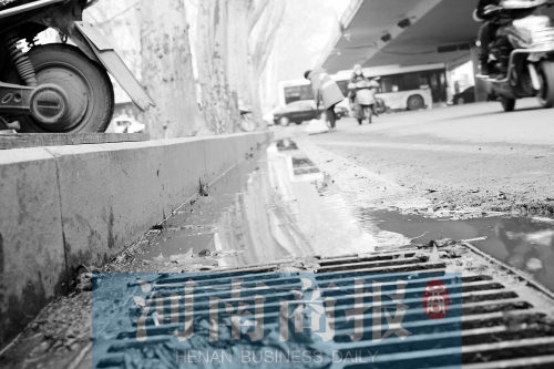 現(xiàn)場，污水流到了機(jī)動(dòng)車道上