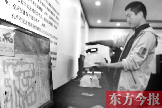 可見光通信技術(shù)應(yīng)用展示會上，參觀者體驗新技術(shù)在采礦工具上的應(yīng)用