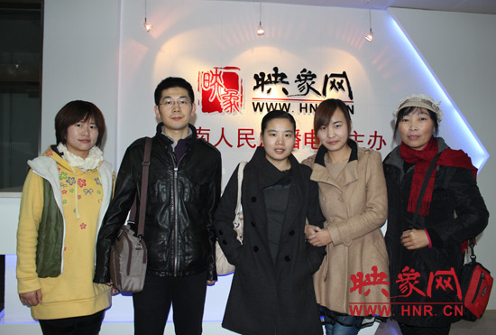 網(wǎng)友出發(fā)前和東方今報記者劉長征、河南電臺新聞廣播記者王巴燕（左二、左三）合影