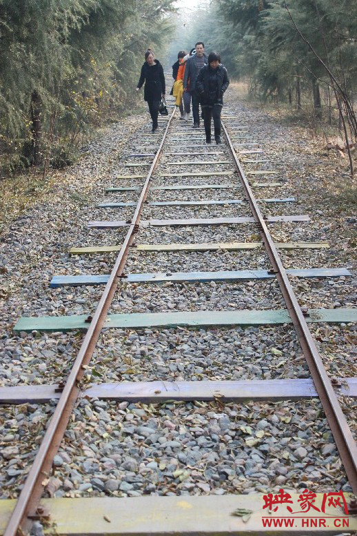 景區(qū)保留下來的火車道，下面的木基被染成了五顏六色
