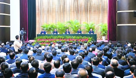 昨日，全市領(lǐng)導(dǎo)干部大會在渝州賓館舉行。 重慶日報圖
