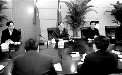 11月30日，中共中央政治局常委、中央紀(jì)委書記王岐山在北京主持召開座談會(huì)，聽取專家學(xué)者對黨風(fēng)廉政建設(shè)和反腐敗工作的意見和建議。新華社發(fā)