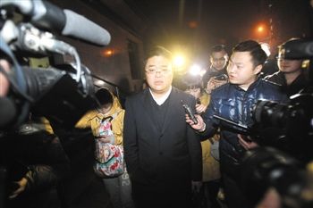 1月15日，重慶，庭審結(jié)束，張貴英的辯護(hù)律師接受媒體采訪。