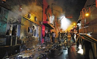 27日凌晨，巴西南里奧格蘭德州圣瑪麗亞市一家夜總會突發(fā)大火，造成至少245人死亡。圖為消防人員正在現(xiàn)場滅火救援。