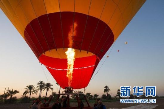 這是2012年2月20日在埃及盧克索拍攝的熱氣球著陸的資料照片。 新華社記者李木子攝