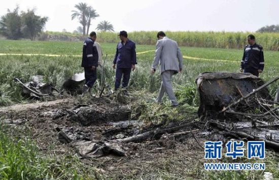 2月26日，在埃及旅游城市盧克索附近，警察和救援人員在發(fā)生熱氣球爆炸事故的現(xiàn)場查看熱氣球殘骸。