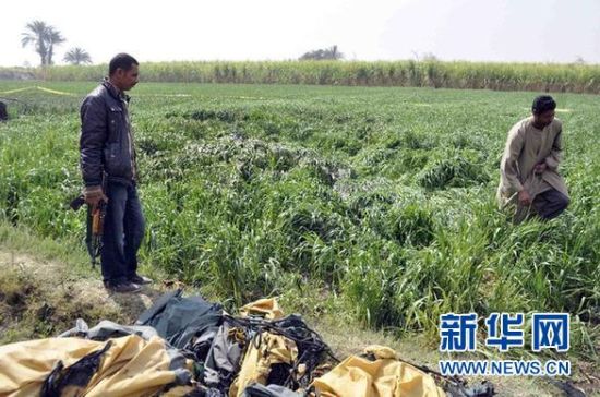 2月26日，在埃及旅游城市盧克索附近，當?shù)匕踩藛T在發(fā)生熱氣球爆炸事故的現(xiàn)場查看。