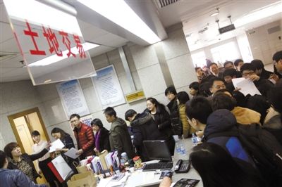 2月28日，北京市土地交易市場，各房地產企業(yè)代表準備競拍房山、大興、朝陽的13塊土地。