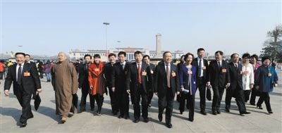 昨日，中國(guó)人民政治協(xié)商會(huì)議第十二屆全國(guó)委員會(huì)第一次會(huì)議在北京人民大會(huì)堂開幕。這是全國(guó)政協(xié)委員走向人民大會(huì)堂。新華社記者 陳樹根 攝