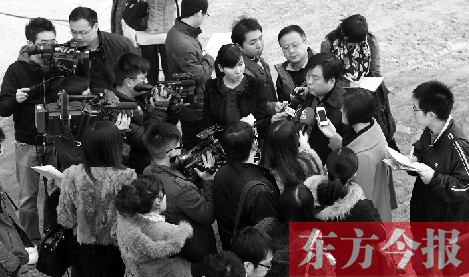 經適房“下課”，公租房的申請、租金等備受關注，圖為鄭州市房管局規(guī)劃和住房保障處處長馮榮智被媒體記者“
