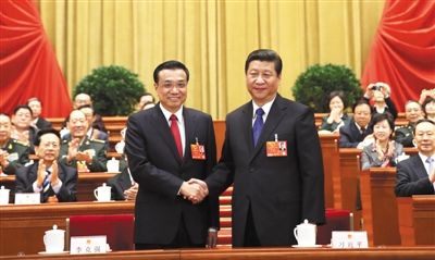 昨日，人大會議投票表決，決定李克強為國務院總理后，習近平和李克強親切握手。 新華社記者 蘭紅光 攝