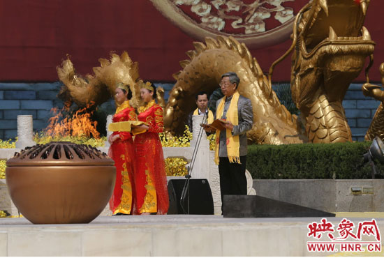 中華炎黃文化研究會(huì)會(huì)長(zhǎng)許嘉璐宣讀拜祖大典拜祭文。映象網(wǎng)記者 邵恰 攝