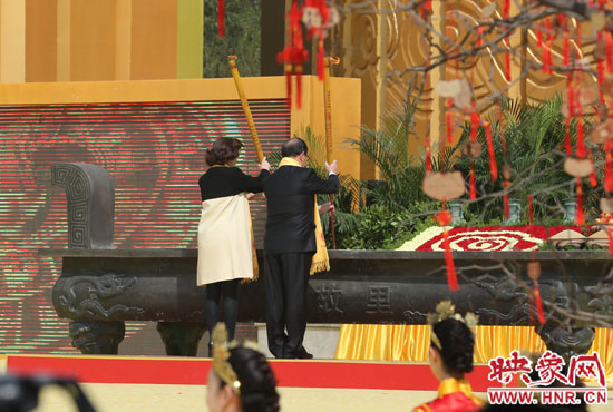 中國(guó)國(guó)民黨副主席蔣孝嚴(yán)及其夫人凈手上香 。映象網(wǎng)記者 邵恰 攝