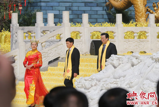 　河南省委書記、省人大常委會(huì)主任郭庚茂，河南省省長(zhǎng)謝伏瞻敬獻(xiàn)花籃。映象網(wǎng)記者 邵恰 攝