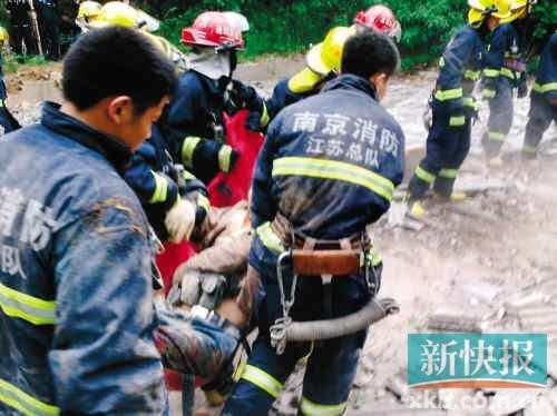 ■江蘇消防人員在現(xiàn)場搶救受傷者。CFP供圖