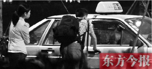 5月1日，記者夜探鄭州火車東站黑出租車，司機告知記者不打表40元，記者上車錄音取證