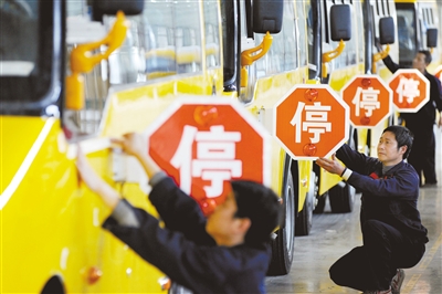 4月28日，江西上饒，江西博能上饒客車員工正在為銷往廣東客戶的訂單大鼻子校車做最后的質(zhì)量安檢。圖/CFP