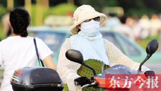 　昨日，鄭州街頭，一些女士全副“捂”裝，只為防暑防曬