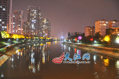 夜幕下的玉帶河，風景很好，但是臭氣熏天。