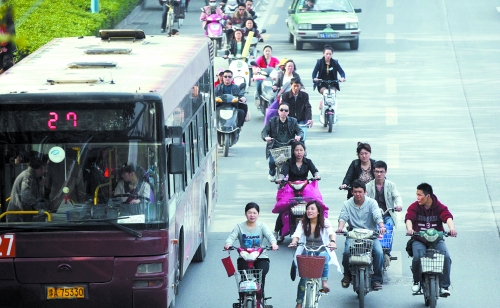 “電動(dòng)車管理辦法”出臺(tái)后，市民騎電動(dòng)車或許不會(huì)那么“隨意”（資料圖）　記者 趙卓/攝